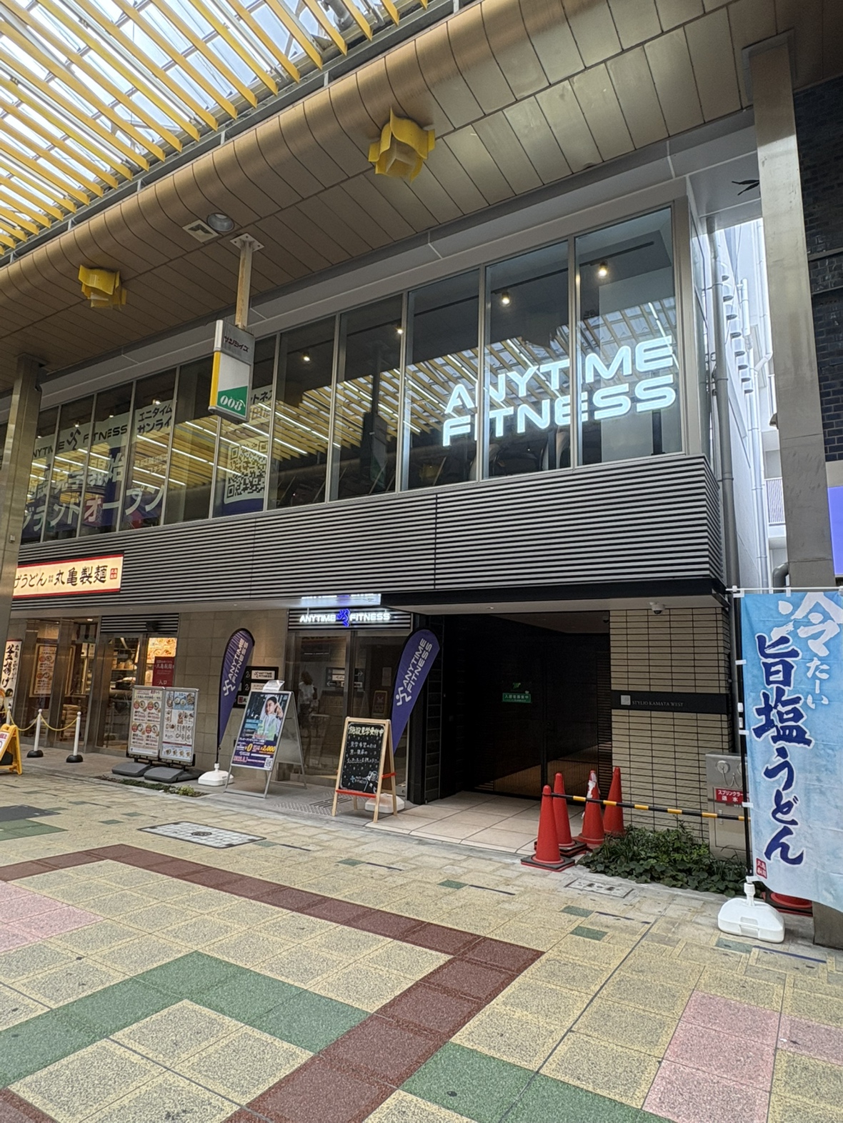 エニタイムフィットネスサンライズ蒲田店の商店街に面した2階外観