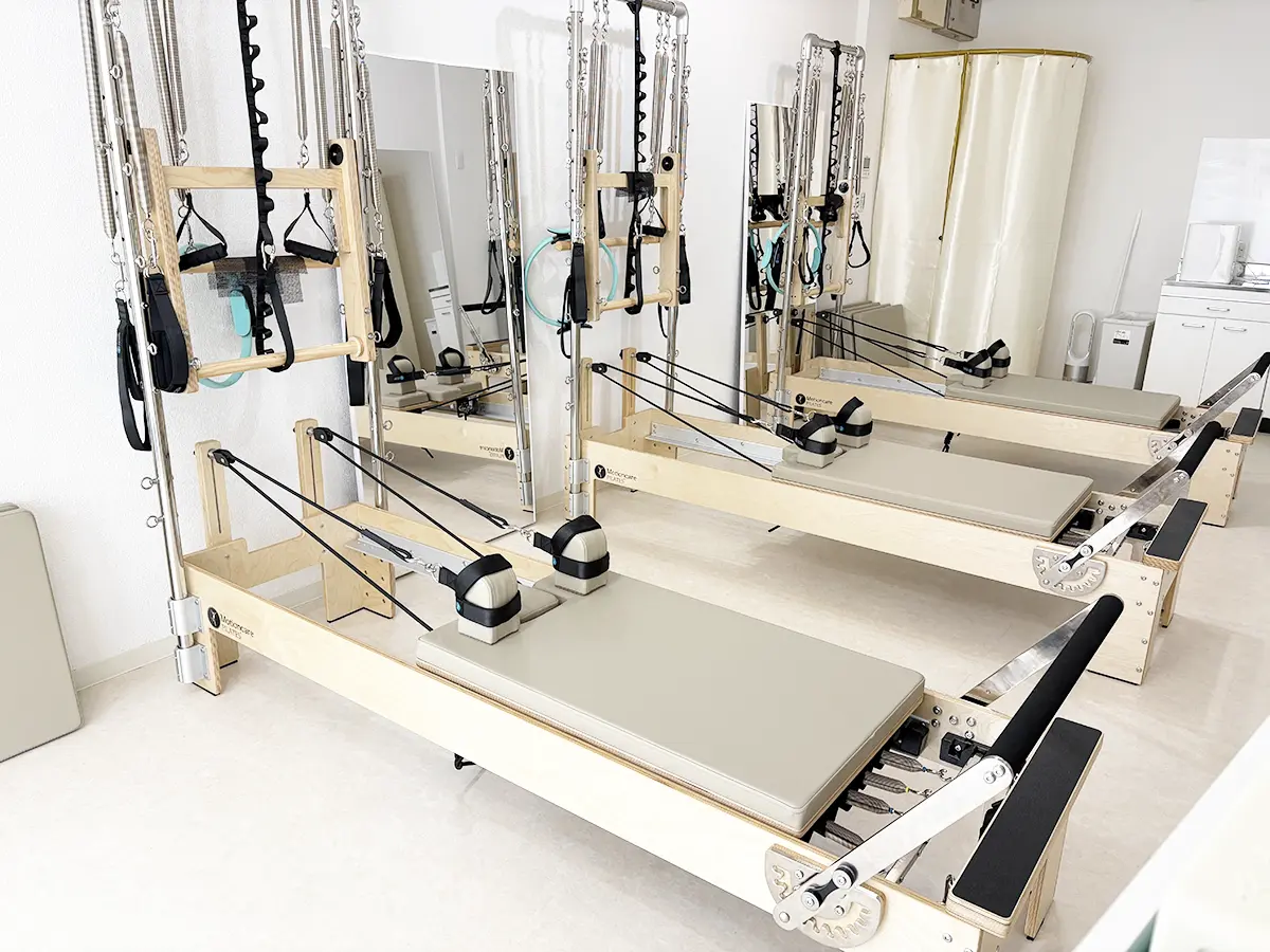 Pilates Mee宝塚市逆瀬川店のピラティスマシンが並ぶ室内