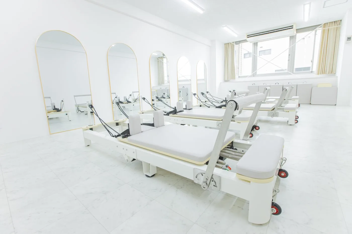 5pilates鈴鹿店のリフォーマーと鏡が並ぶスタジオ内観