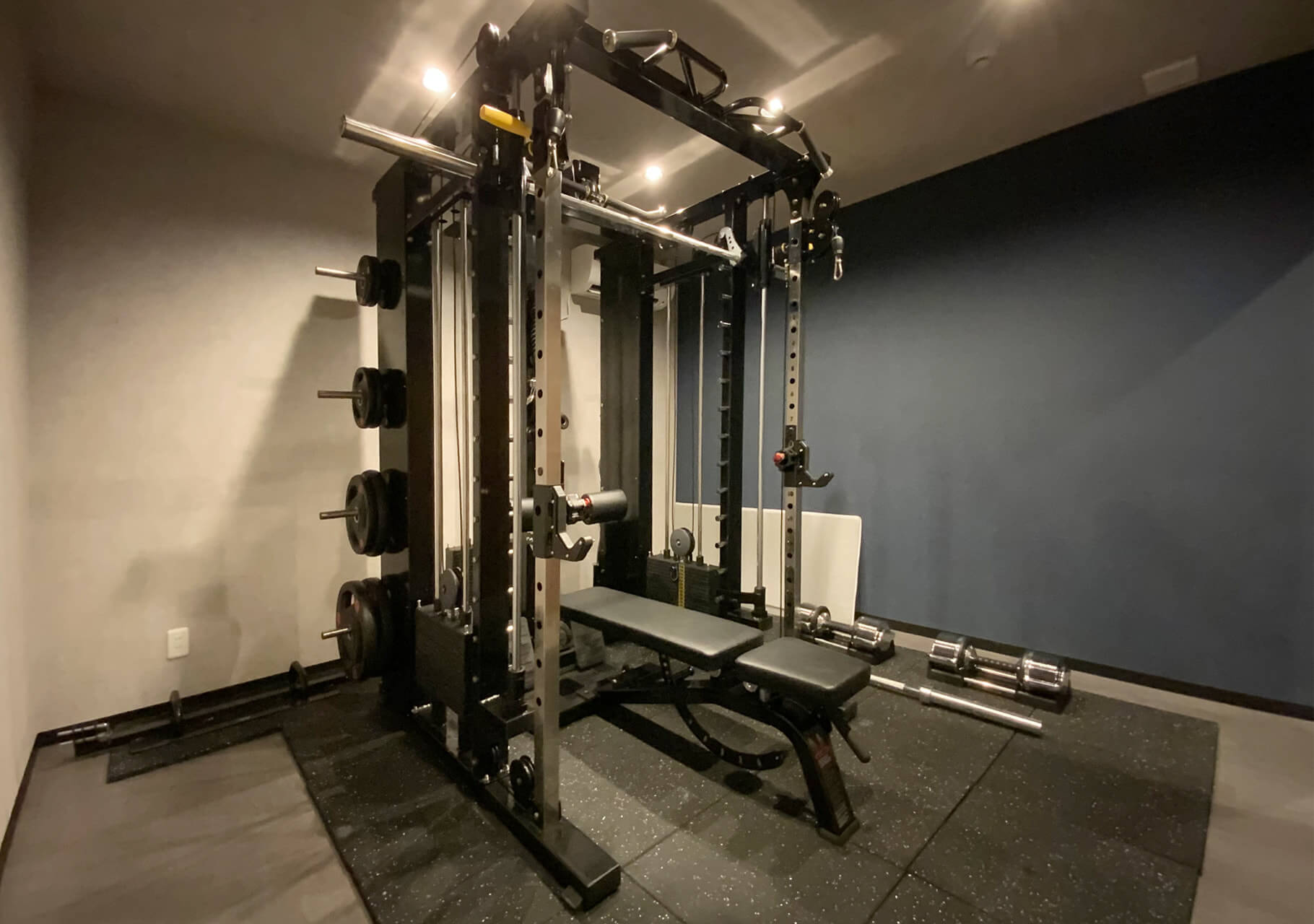 Mefitのラックとベンチを備えた個室内観