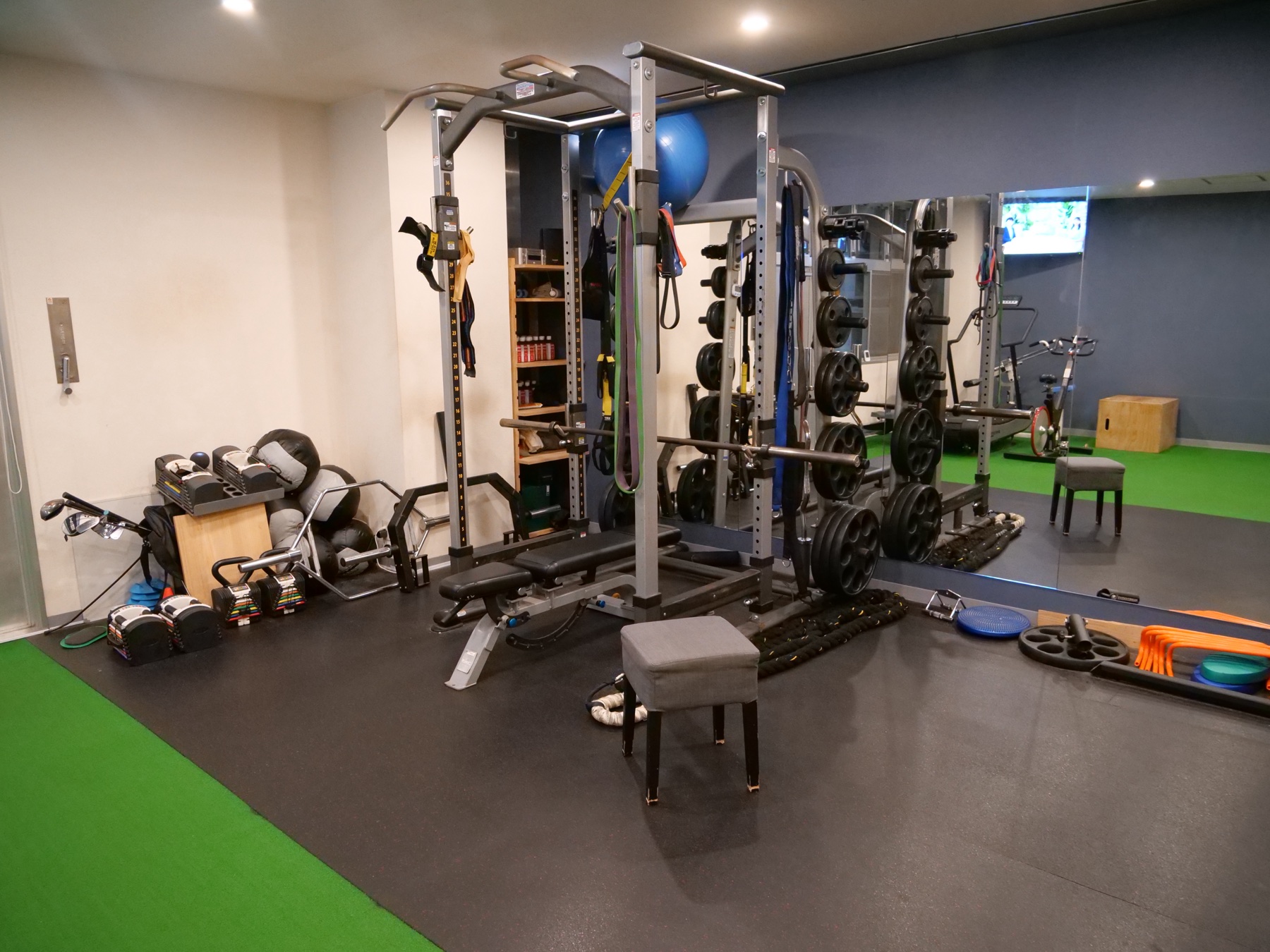 ゴルフクラブやトレーニング器具を備えた六本木のDisport World