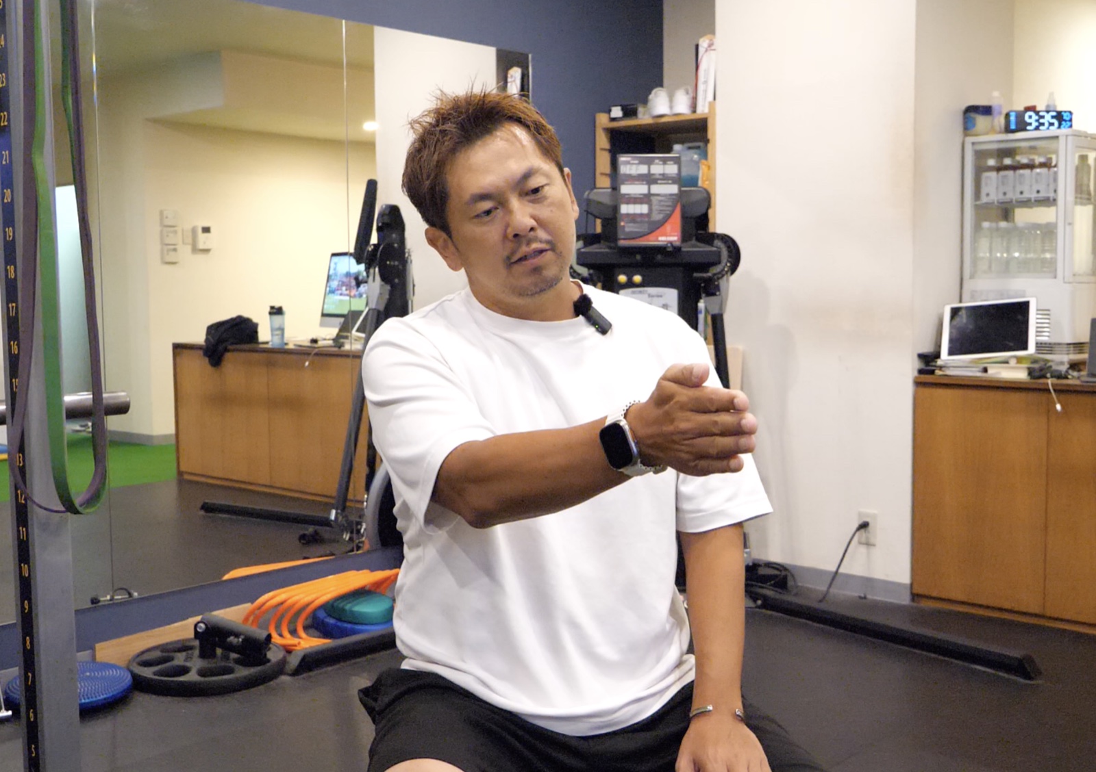 Disport Worldでゴルフパーソナルトレーニングの身体の使い方を説明する岡本隼人さん