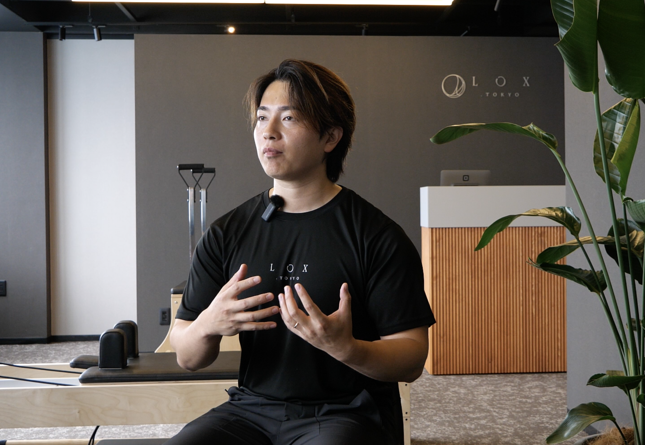 LOX.TOKYO 麻布十番店で取材に応じるトレーナー