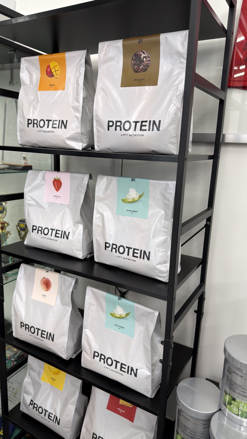 THE PERSONAL GYM新宿御苑店のプロテイン棚