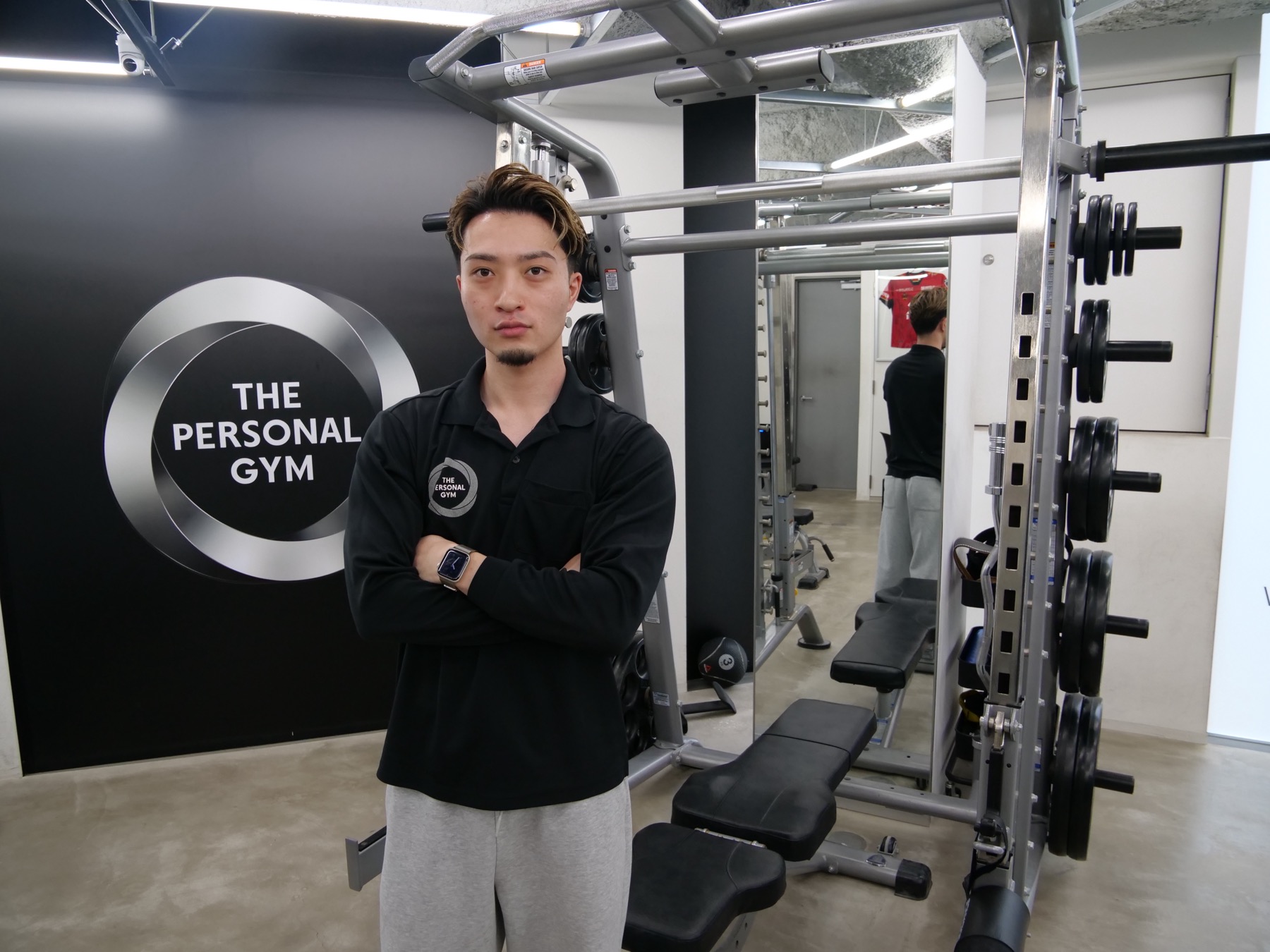 THE PERSONAL GYM新宿御苑店で豊野さんがトレーニングをサポートする様子