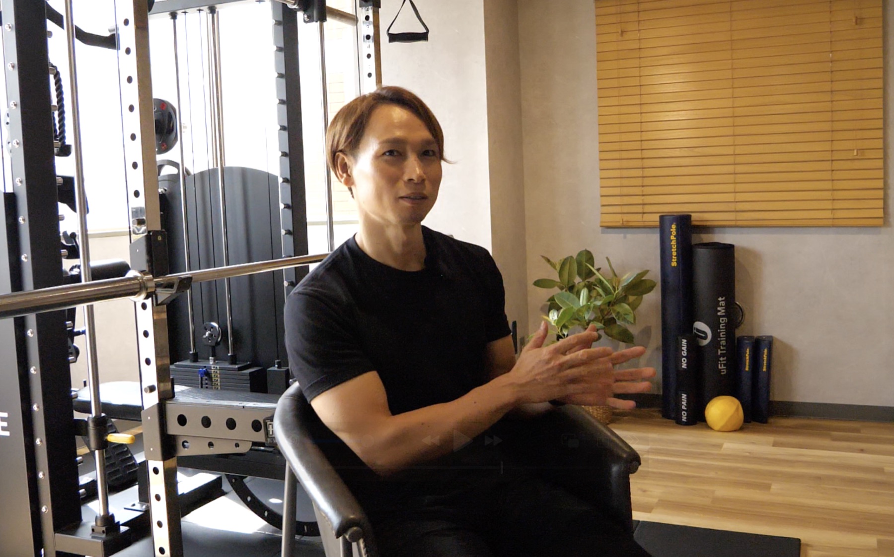 Warp private gymの取材で身体づくりについて話す下里慶さん